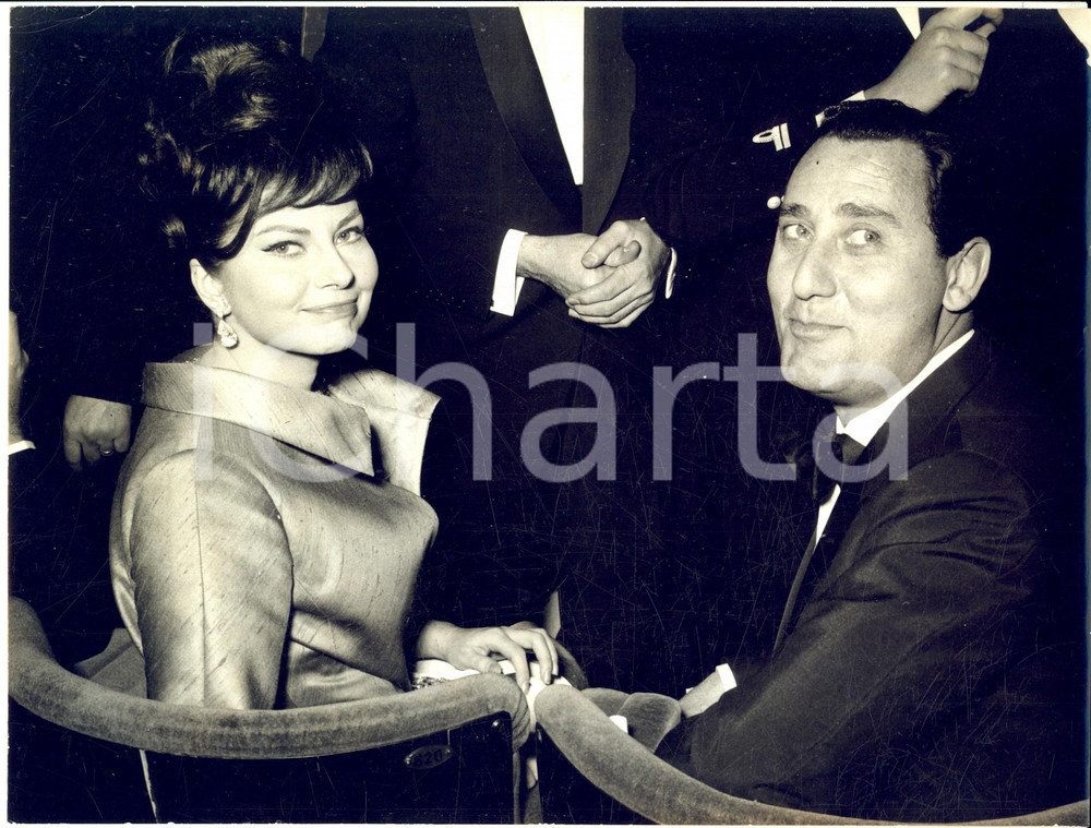 1965 MILANO Alberto SORDI e la principessa SORAYA all'anteprima de "I tre volti"