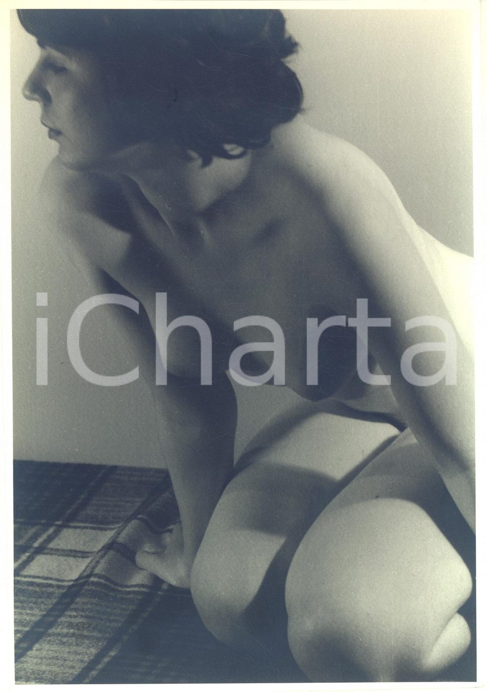 1960 ca VINTAGE EROTIC Nude woman crouched down *Photo Raymond VAN DOREN 18x24 Fotografia originale di Raymond Van Doren; si tratta di una prova di stampa, su carta di bassa qualit&agrave;.FORMATO: 18x24 cmCONDIZIONI: G    originale e autentica 1