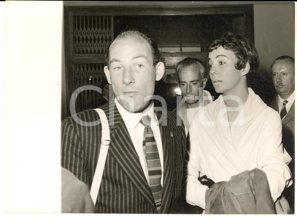 1958 MILANO MALPENSA Arrivo pilota Stirling MOSS con la fidanzata - Foto 18x13 Fotografia d'epoca con didascalia coeva.  CONDIZIONI: G FORMATO: 18x13 cm     originale e autentica 1