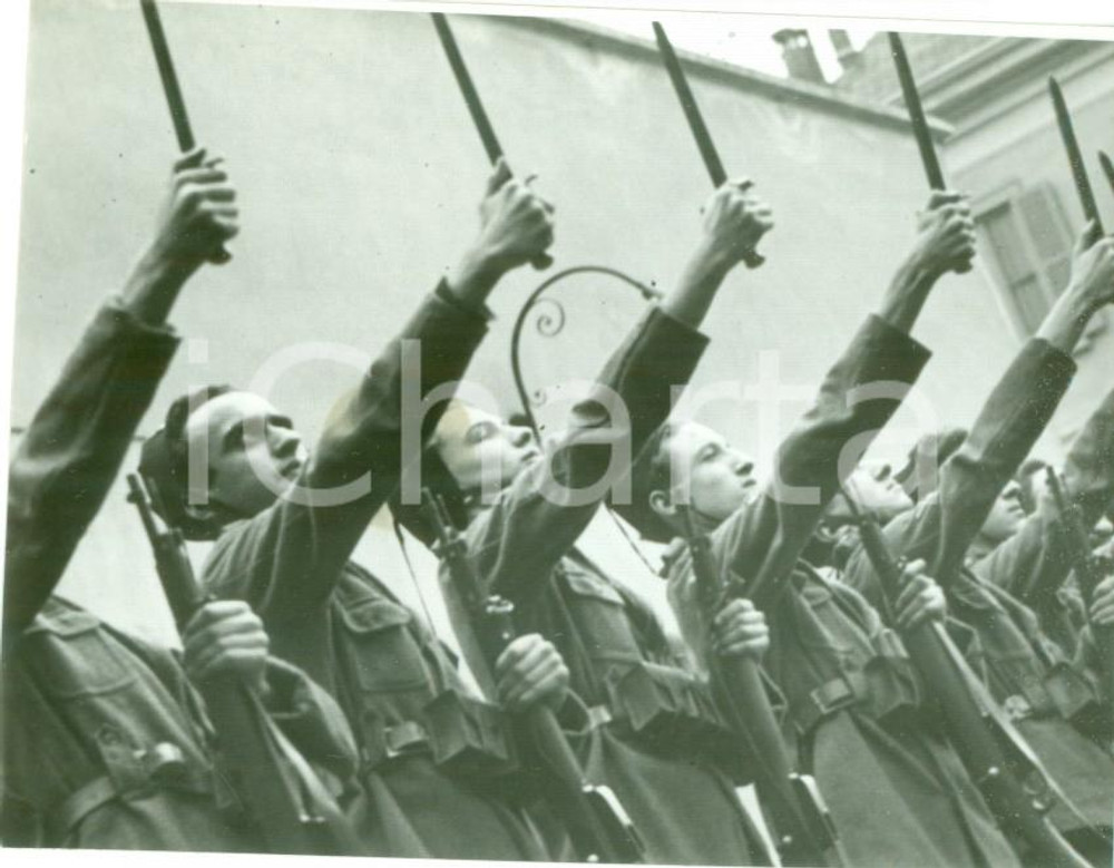 Fotografia d epoca originale 1939 ROMA Avanguardisti alzano baionette per anniversario OPERA BALILLA Foto 1
