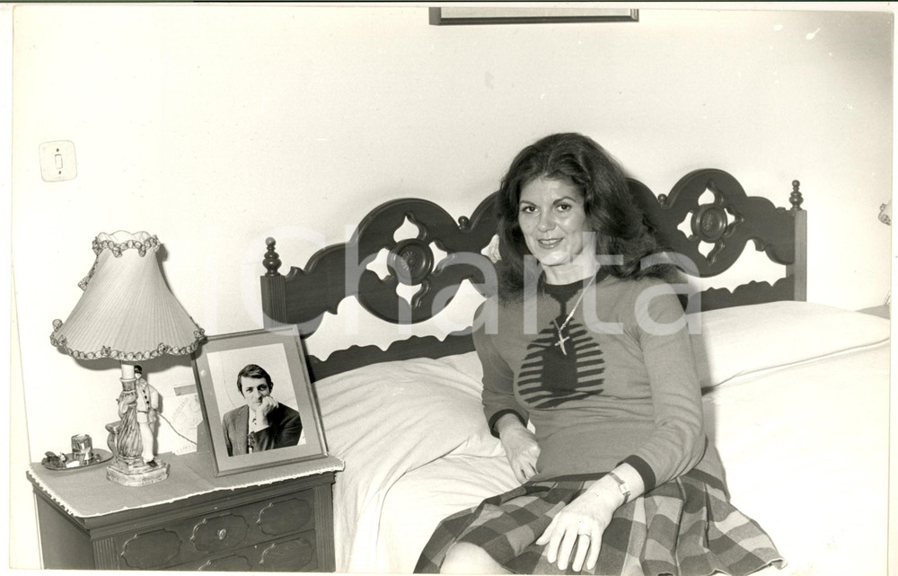 1975 ca COSTUME Moglie di Tebaldo MARTINENGO CESARESCO in camera da letto (3) 