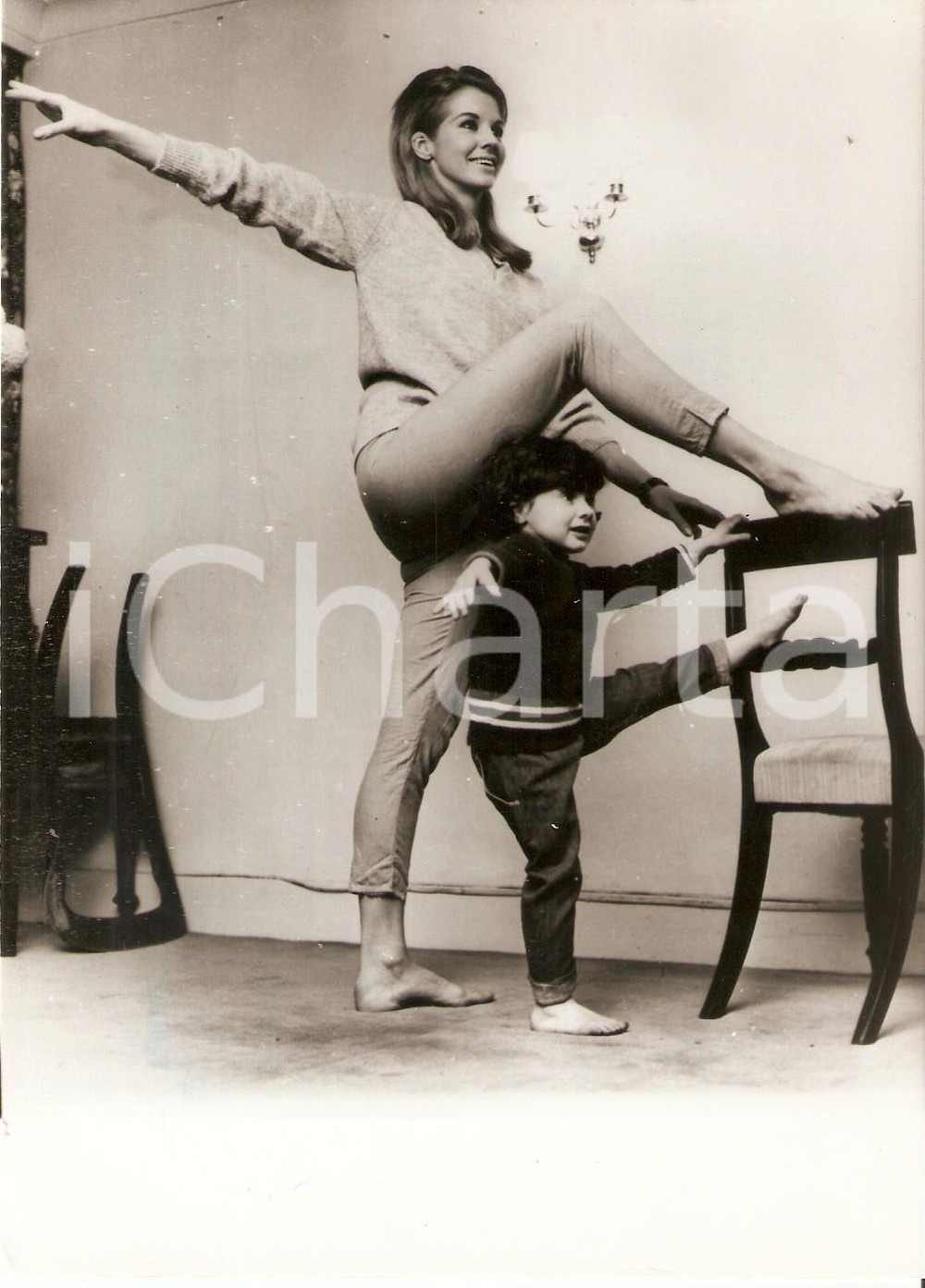 Fotografia d epoca originale 1965 CINEMA Actress Jenny TILL dance ballet with his daughter Lea Foto 13x18 cm 1