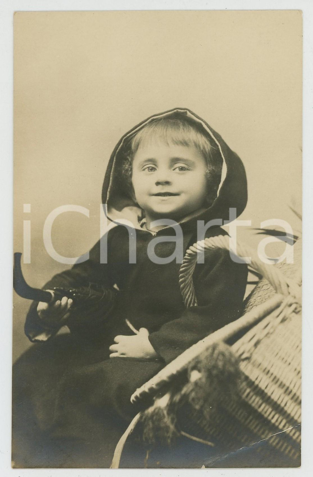 1905 ca CHILDREN Portrait of friar child with umbrella and basket - Old postcard  Cartolina postale d'epoca, non viaggiata.CONDIZIONI: POOR (evidente piegatura all'angolo inferiore destro)FORMATO: FP    originale e autentica 1