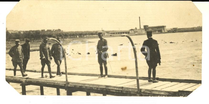 Fotografia d epoca originale 1912 TARANTO BATTERIA RONDINELLA MIlitari attraversano un pontile Foto 11x5 1