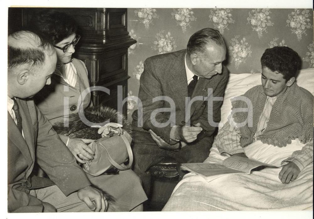 Fotografia d epoca originale 1954 TORINO Pio CARENA dell Istituto SOMMEILLER sostiene esame maturitÃ  da casa 1