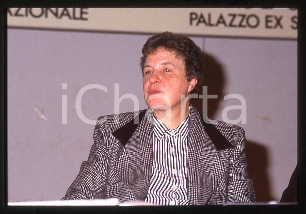 35mm vintage slide* 1985 ca POLITICA Anna Gabriella CECCATELLI Ritratto DC (1)  Diapositiva d'epoca, in formato 35 mm.  CONDIZIONI: GOOD  Tutti i diritti riservati.E' severamente vietata la riproduzione. ICharta mette in vendita, sul negozio eBay e in esclusiva sul sito "icharta" il proprio archivio composto da numerose diapositive e negativi fotografici d'epoca, tutti originali e autentici, che attraversano la storia del costume italiano tra gli la fine degli anni Sessanta e Novanta.Si tratta di uno sguardo inedito sull'attualit&agrave;, la politica, la vita quotidiana, il gossip e la cultura, che fotografa il cambiamento della nazione in quest'ultimo scorcio del XX secolo. Un'occasione unica per il mercato del collezionismo, che vede finalmente disponibile un archivio eccezionale per vastit&agrave;, tematiche e condizioni, in un settore (il negativo fotografico e la diapositiva) di assoluta novit&agrave; e dalle interessanti prospettive di investimento.  originale e autentica 1