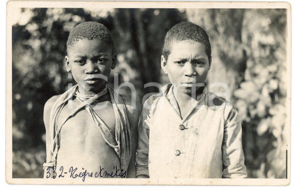 1930 ca CONGO BELGE - KATANGA - Enfant noir et métis - Photo Léopold GABRIEL 332 Fotografia originale d'epoca, con timbro del fotografo al verso.FOTOGRAFO: L&eacute;opold Gabriel - Elisabethville  CONDIZIONI:GOOD/buono minime smussature angolariFORMATO: 14x9 cm originale e autentica 1