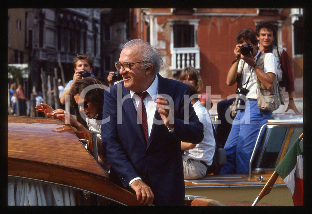 35mm vintage slide* 1983 VENEZIA Federico FELLINI in motoscafo - Photocall (2)