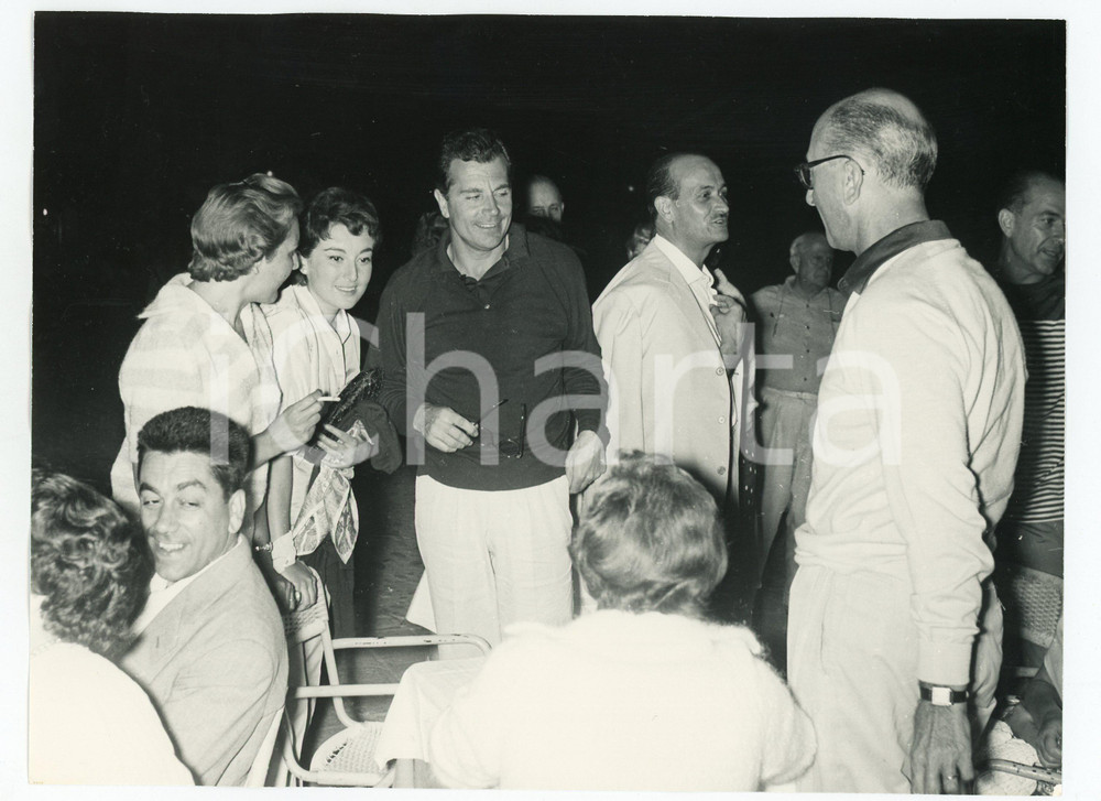 1958 PORTOFINO Attore Gabriele FERZETTI a una serata mondana - Foto vintage RARA 2 Agosto 1958Fotografia vintage rara d'epoca, nella quale l'attore Gabriele Ferzetti &egrave; accompagnato dalla moglie Maria Grazia Eminente.Timbro archivio Publifoto Genova al verso.FORMATO: cm 18x24CONDIZIONI: G (lievi difetti di stampa)ICHARTA mette in vendita le stampe vintage della collezione Publifoto Genova, per la maggior parte inedita o in tiratura di pochi esemplari. Si tratta di un'ottima opportunit&agrave; di investimento per i collezionisti di fotografie d'epoca.      originale e autentica 1
