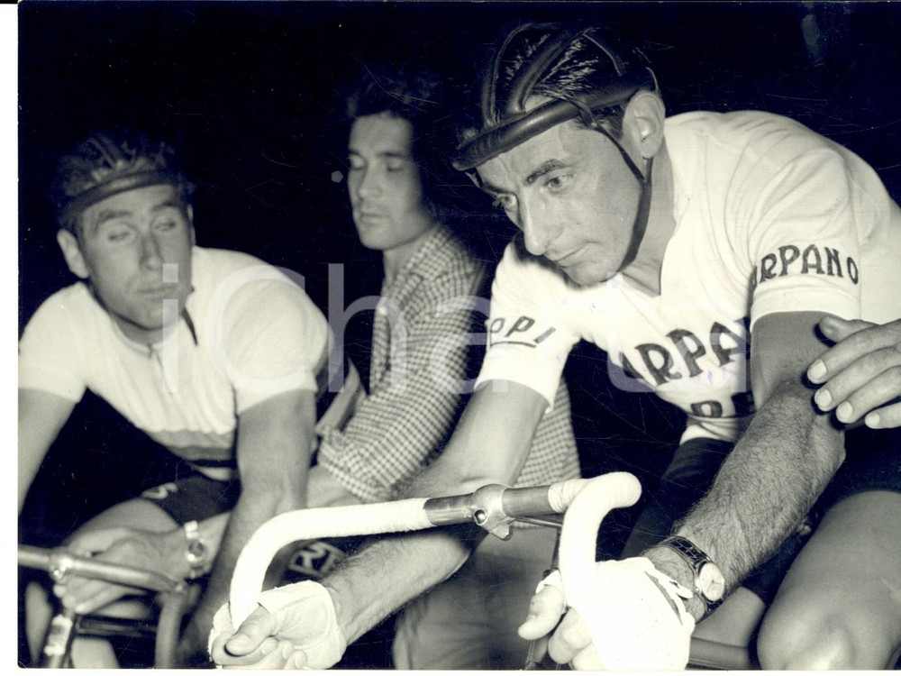 1956 CICLISMO Fausto COPPI e Guido MESSINA reduci dal Tour de France *Foto 18x13 Fotografia d'epoca con didascalia coeva al verso. CONDIZIONI: G (ma lieve sovraimpressione e minime macchie di inchiostro)      originale e autentica 1