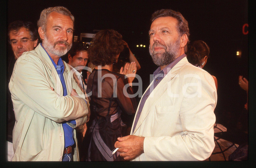 35mm vintage slide* 1992 VENEZIA Sergio STAINO Francesco Tullio ALTAN Ritratto 4  Diapositiva d'epoca, in formato 35 mm. CONDIZIONI: GOOD Tutti i diritti riservati.E' severamente vietata la riproduzione. ICharta mette in vendita, sul negozio eBay e in esclusiva sul sito "icharta" il proprio archivio composto da numerose diapositive e negativi fotografici d'epoca, tutti originali e autentici, che attraversano la storia del costume italiano tra gli la fine degli anni Sessanta e Novanta.Si tratta di uno sguardo inedito sull'attualit&agrave;, la politica, la vita quotidiana, il gossip e la cultura, che fotografa il cambiamento della nazione in quest'ultimo scorcio del XX secolo. Un'occasione unica per il mercato del collezionismo, che vede finalmente disponibile un archivio eccezionale per vastit&agrave;, tematiche e condizioni, in un settore (il negativo fotografico e la diapositiva) di assoluta novit&agrave; e dalle interessanti prospettive di investimento.  originale e autentica 1