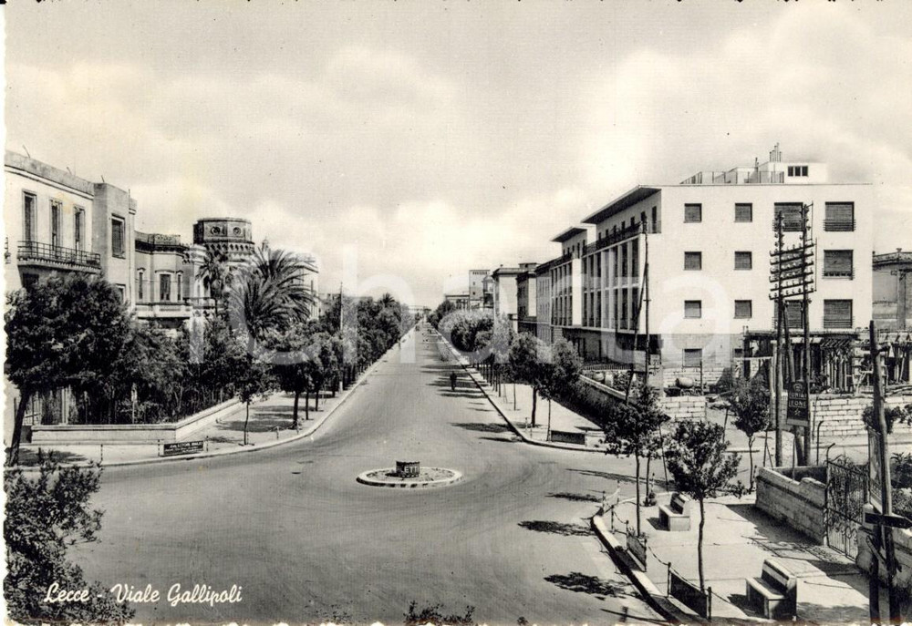 Cartolina originale da collezione 1954 LECCE Veduta di Viale GALLIPOLI con passanti Cartolina postale FG VG 1