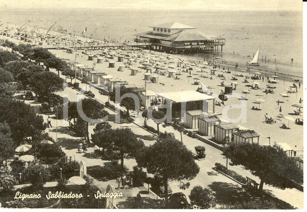 Cartolina originale da collezione 1960 LIGNANO SABBIADORO (UD) Spiaggia con stabilimento ANIMATA *Cartolina FG VG 1