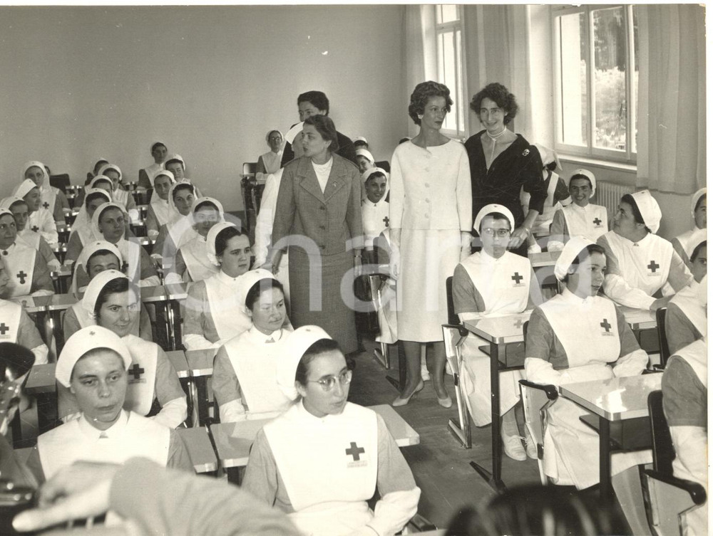 1957 ROMA Susanna AGNELLI Allegra CARACCIOLO inaugurano nuova scuola CROCE ROSSA