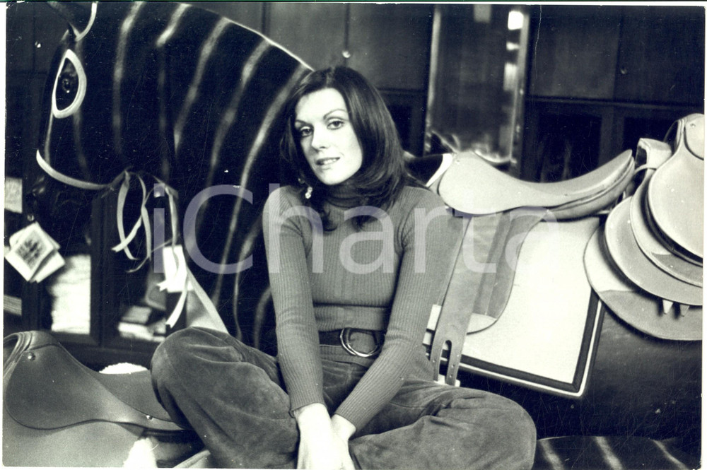 1970 ca COSTUME ITALIA Ritratto di Caterina CASELLI in una scuderia - Foto 30x20 Fotografia d'epoca. CONDIZIONI: G (ma increspature superficiali)FORMATO: 30x20 cm      originale e autentica 1