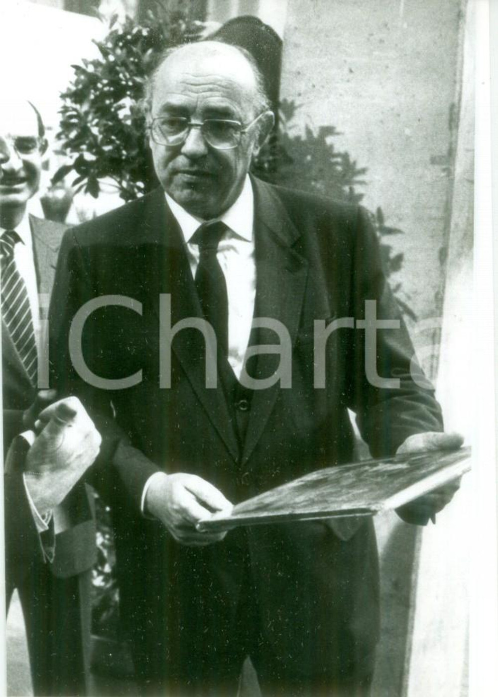 Fotografia d epoca originale 1985 ca FRANCE Politico Henri GOETSCHY riceve un premio Fotografia 1