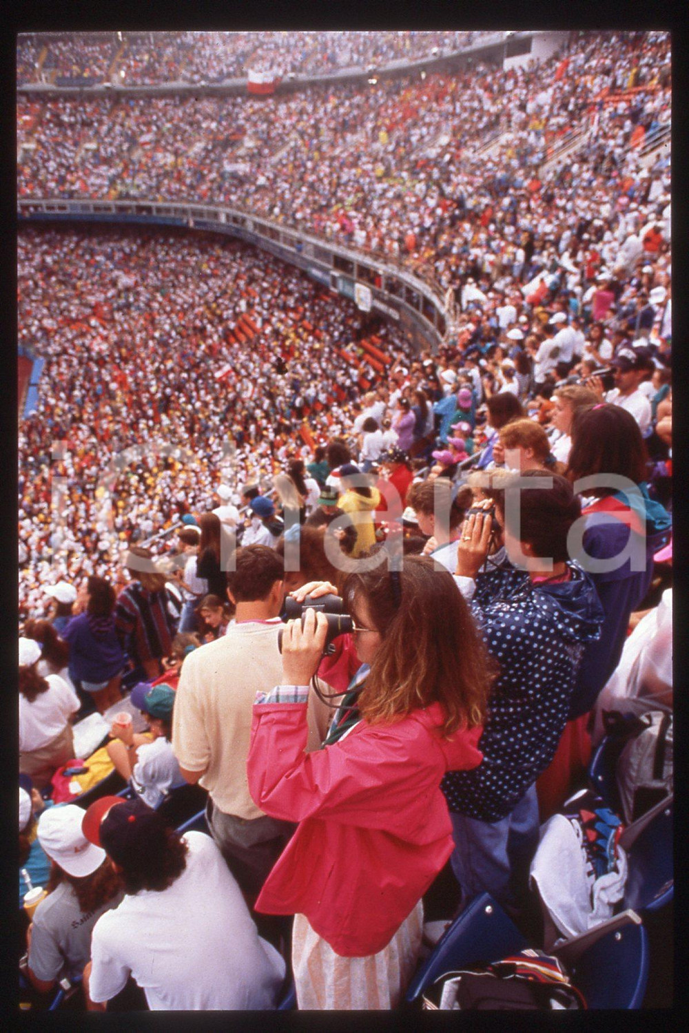 35mm vintage slide* 1993 DENVER STADIUM People at visit of Giovanni Paolo II  Diapositiva d'epoca, in formato 35 mm.CONDIZIONI: GOODE' severamente vietata la riproduzione. Tutti i diritti sono riservati.Nella diapositiva ICharta mette in vendita, sul negozio eBay e in esclusiva sul sito "icharta" il proprio archivio composto da numerose diapositive e negativi fotografici d'epoca, tutti originali e autentici, che attraversano la storia del costume italiano tra gli la fine degli anni Sessanta e Novanta.Si tratta di uno sguardo inedito sull'attualit&agrave;, la politica, la vita quotidiana, il gossip e la cultura, che fotografa il cambiamento della nazione in quest'ultimo scorcio del XX secolo. Un'occasione unica per il mercato del collezionismo, che vede finalmente disponibile un archivio eccezionale per vastit&agrave;, tematiche e condizioni, in un settore (il negativo fotografico e la diapositiva) di assoluta novit&agrave; e dalle interessanti prospettive di investimento.  FAIR/discreto   originale e autentica 1