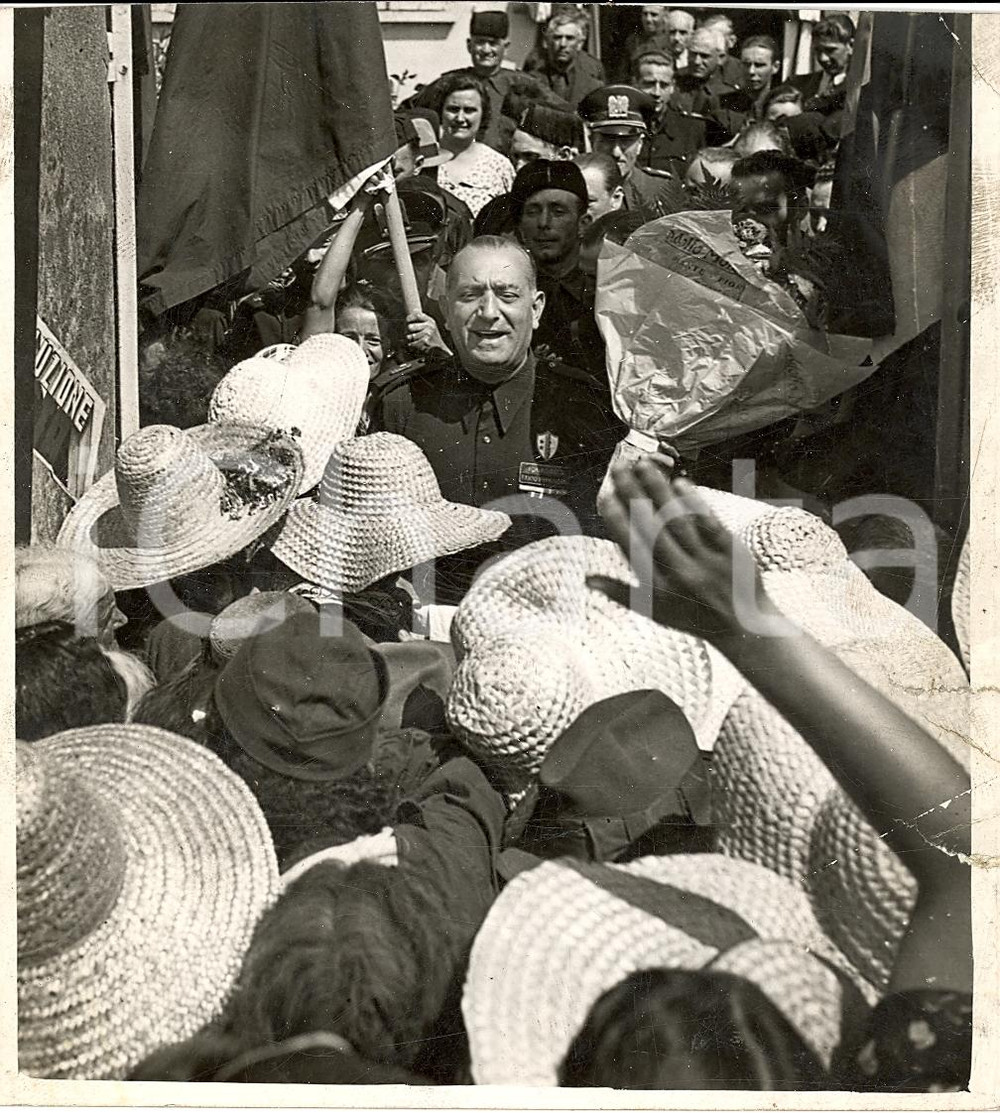 Fotografia d'epoca originale 1939 LACCHIARELLA (MI) Rino PARENTI acclamato dalle mondine *Foto DANNEGGIATA 1