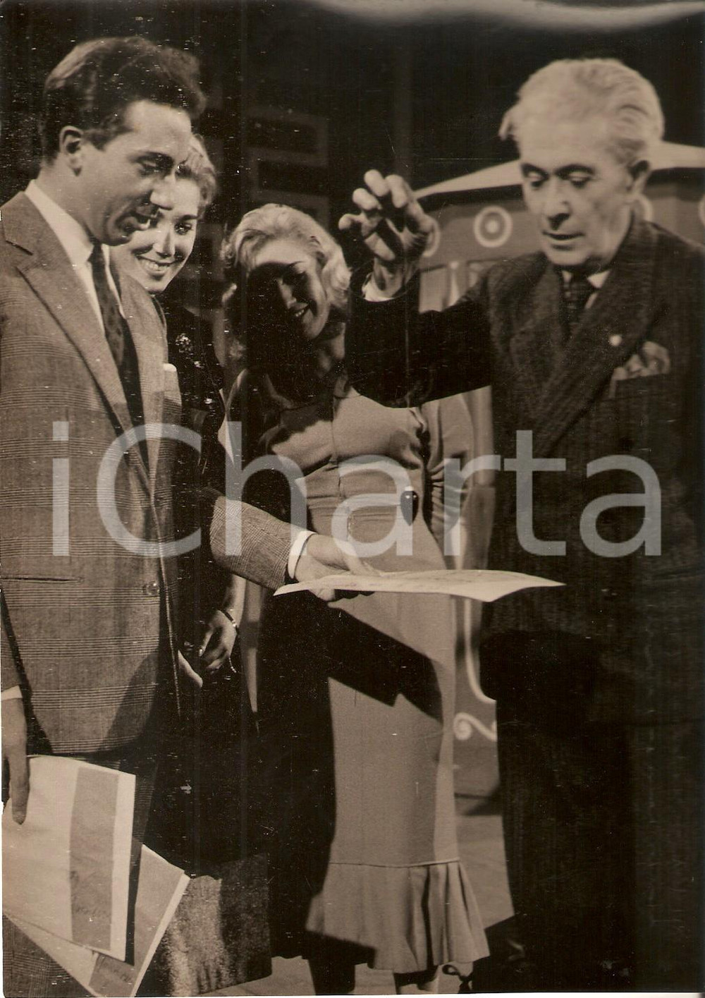 Fotografia d epoca originale 1956 LASCIA O RADDOPPIA Lauro BORDIN usa il pendolo per scegliere busta Foto 1