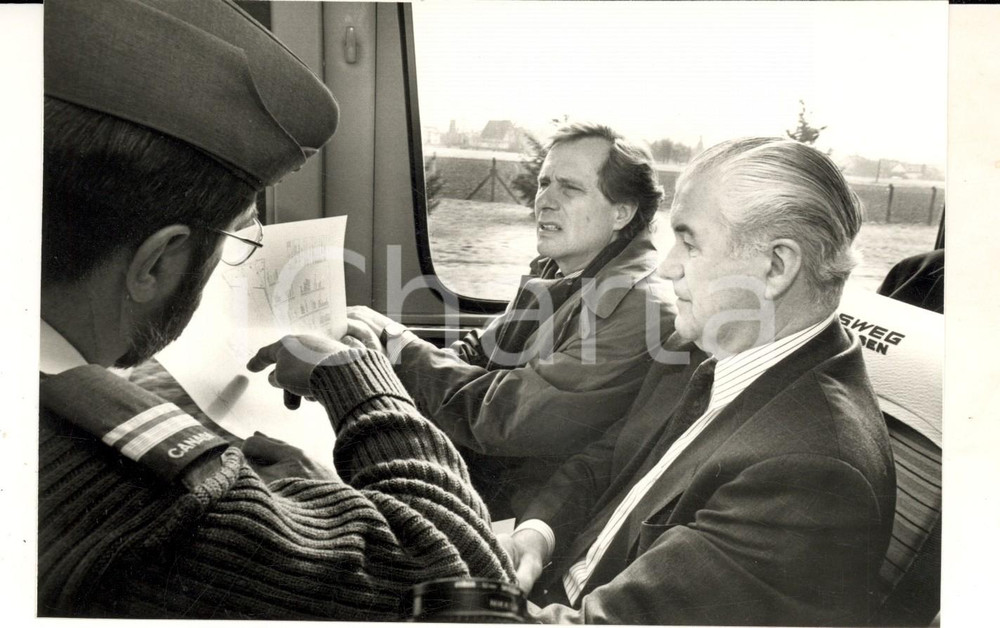 Fotografia d epoca originale 1980 ca LAHR Ministro del BADENWURTTEMBERG verso la base aerea Foto 18x11 1