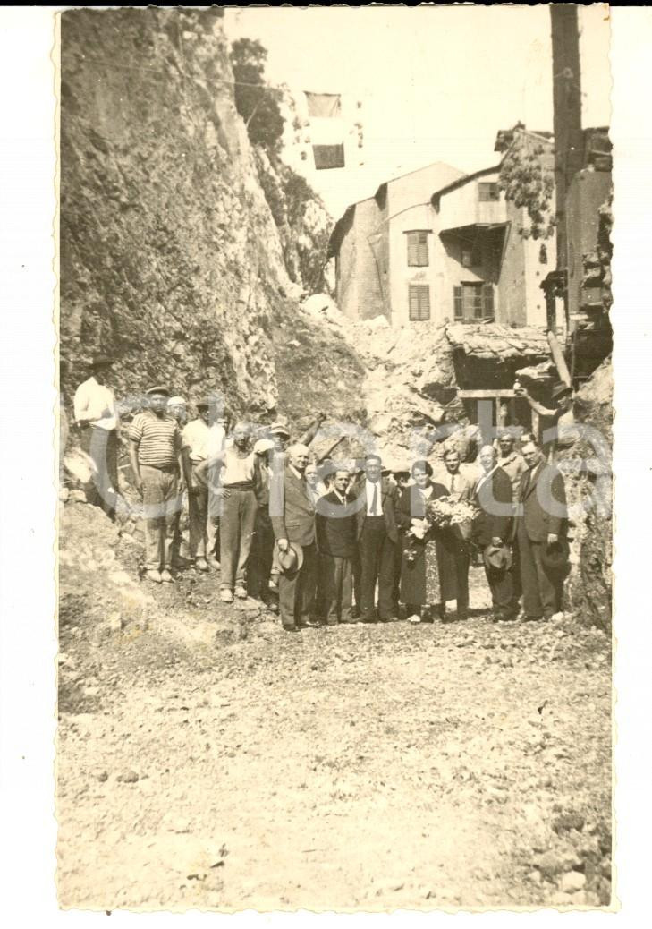 Fotografia d epoca originale 1934 ITALIA Sopravvissuti portano fiori sul luogo di una frana Foto CURIOSA 1