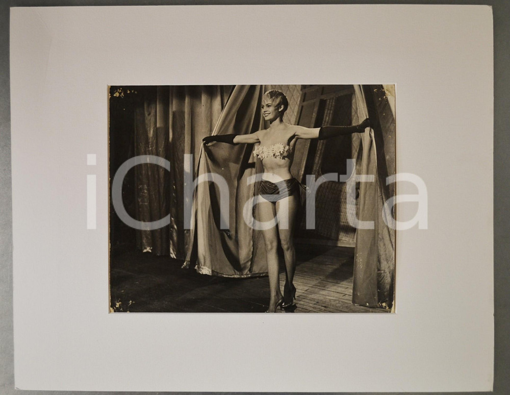 1956 CINEMA Brigitte BARDOT "En effeuillant la marguerite" - Foto passepartout Fotografia d'epoca, incorniciata con passepartout in cartoncino pesante.  POOR/danneggiato fotografia danneggiata da numerosi fori di affissione agli angoli Formato: 50x40 cm (cartoncino); 33x26 cm (fotografia) originale e autentica 1