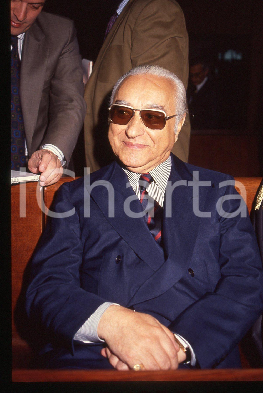 35mm vintage slide* 1992 MILANO Umberto ORTOLANI Processo BANCO AMBROSIANO (6)  Diapositiva d'epoca, in formato 35 mm.Nella diapositiva compare il finanziere Umberto Ortolani, in occasione di una seduta del processo per il crack del Banco Ambrosiano, tenutasi presso il Tribunale di Milano nell'aprile 1992.CONDIZIONI: GOODTutti i diritti riservati.E' severamente vietata la riproduzione. ICharta mette in vendita, sul negozio eBay e in esclusiva sul sito "icharta" il proprio archivio composto da numerose diapositive e negativi fotografici d'epoca, tutti originali e autentici, che attraversano la storia del costume italiano tra gli la fine degli anni Sessanta e Novanta.Si tratta di uno sguardo inedito sull'attualit&agrave;, la politica, la vita quotidiana, il gossip e la cultura, che fotografa il cambiamento della nazione in quest'ultimo scorcio del XX secolo. Un'occasione unica per il mercato del collezionismo, che vede finalmente disponibile un archivio eccezionale per vastit&agrave;, tematiche e condizioni, in un settore (il negativo fotografico e la diapositiva) di assoluta novit&agrave; e dalle interessanti prospettive di investimento. GOOD/buono   originale e autentica 1