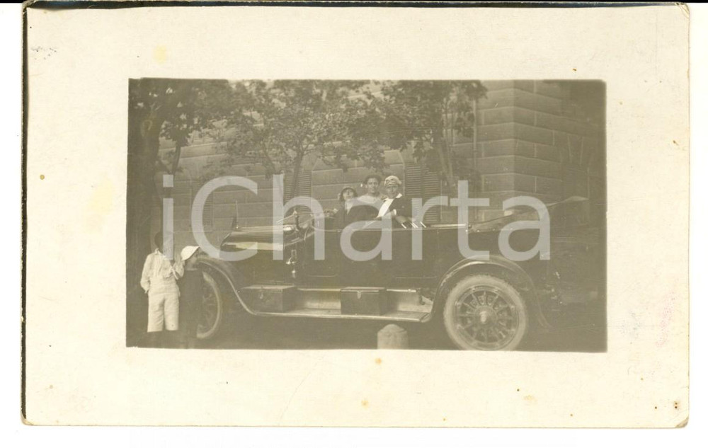 Fotografia d'epoca originale 1910 ca MILANO (?) Famiglia su auto d'epoca con bambini curiosi *Foto cartolina 1