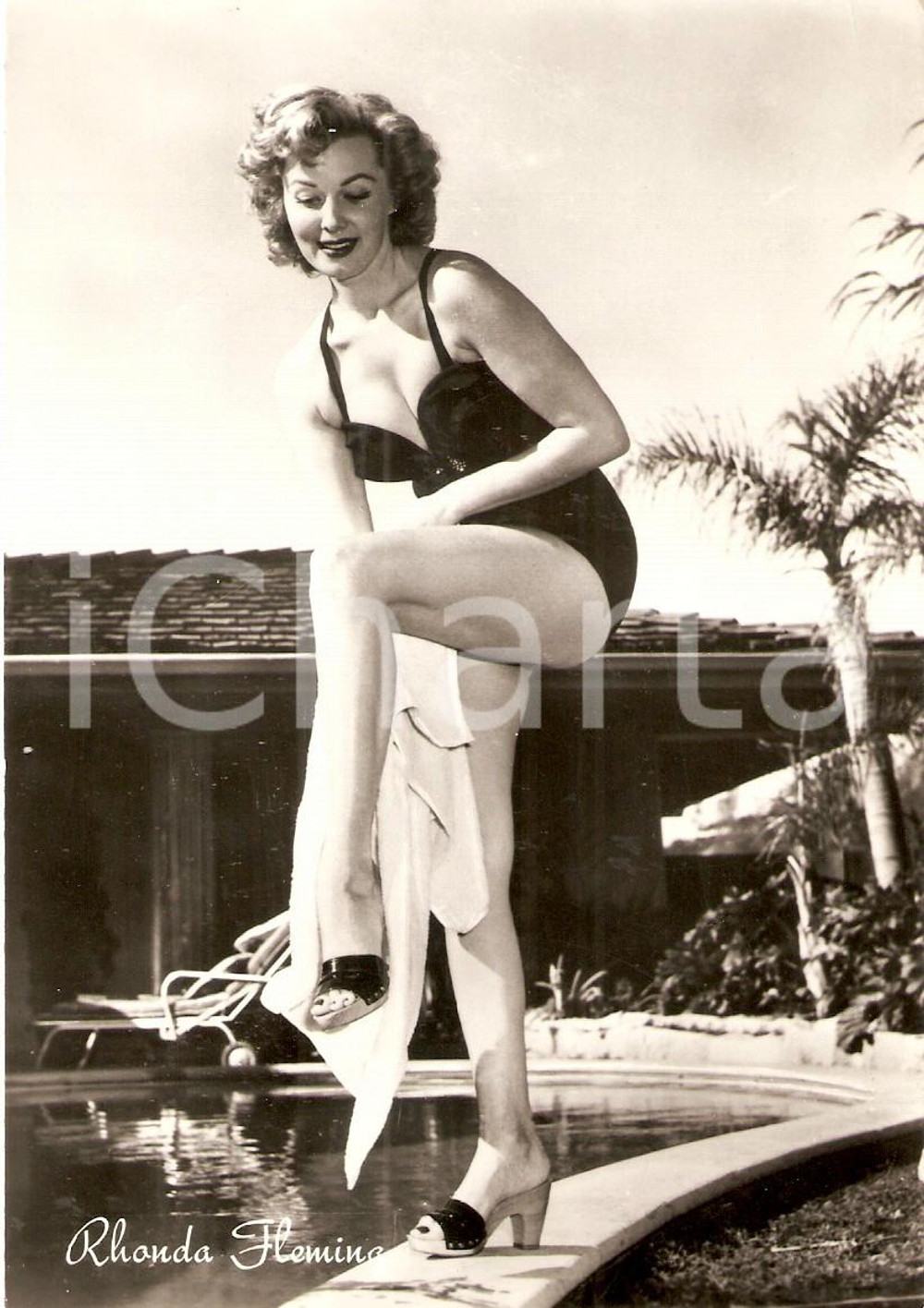 Cartolina originale da collezione 1955 ca CINEMA Attrice Rhonda FLEMING Ritratto in piscina *Cartolina FG NV 1