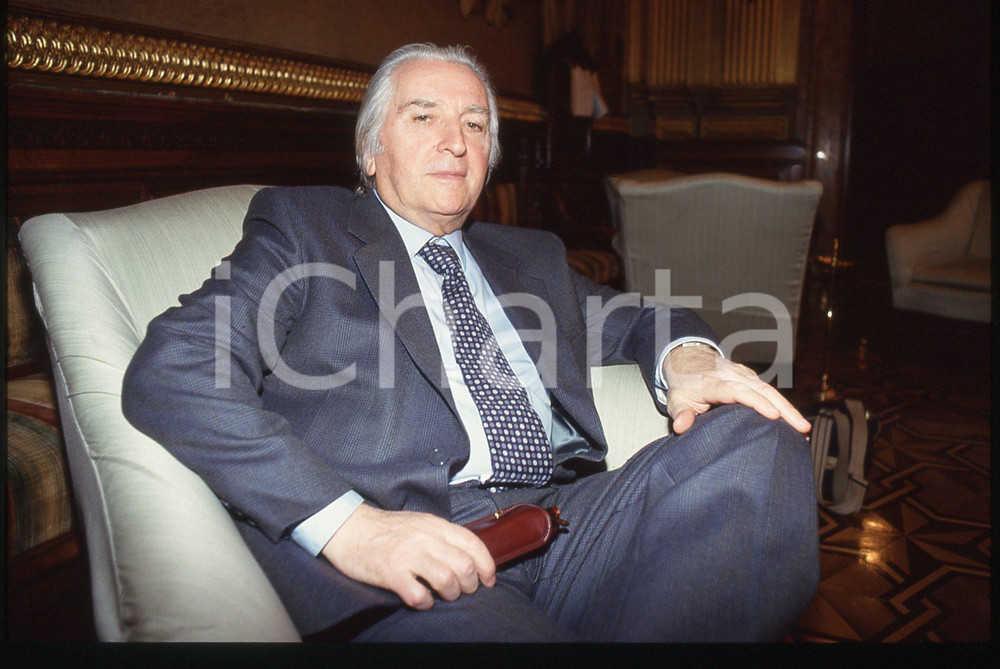 35mm vintage slide* 1990 ca POLITICA Luciano RADI Ritratto deputato DC (4)  Diapositiva d'epoca, in formato 35 mm.  CONDIZIONI: GOOD Tutti i diritti riservati.E' severamente vietata la riproduzione. ICharta mette in vendita, sul negozio eBay e in esclusiva sul sito "icharta" il proprio archivio composto da numerose diapositive e negativi fotografici d'epoca, tutti originali e autentici, che attraversano la storia del costume italiano tra gli la fine degli anni Sessanta e Novanta.Si tratta di uno sguardo inedito sull'attualit&agrave;, la politica, la vita quotidiana, il gossip e la cultura, che fotografa il cambiamento della nazione in quest'ultimo scorcio del XX secolo. Un'occasione unica per il mercato del collezionismo, che vede finalmente disponibile un archivio eccezionale per vastit&agrave;, tematiche e condizioni, in un settore (il negativo fotografico e la diapositiva) di assoluta novit&agrave; e dalle interessanti prospettive di investimento.  originale e autentica 1