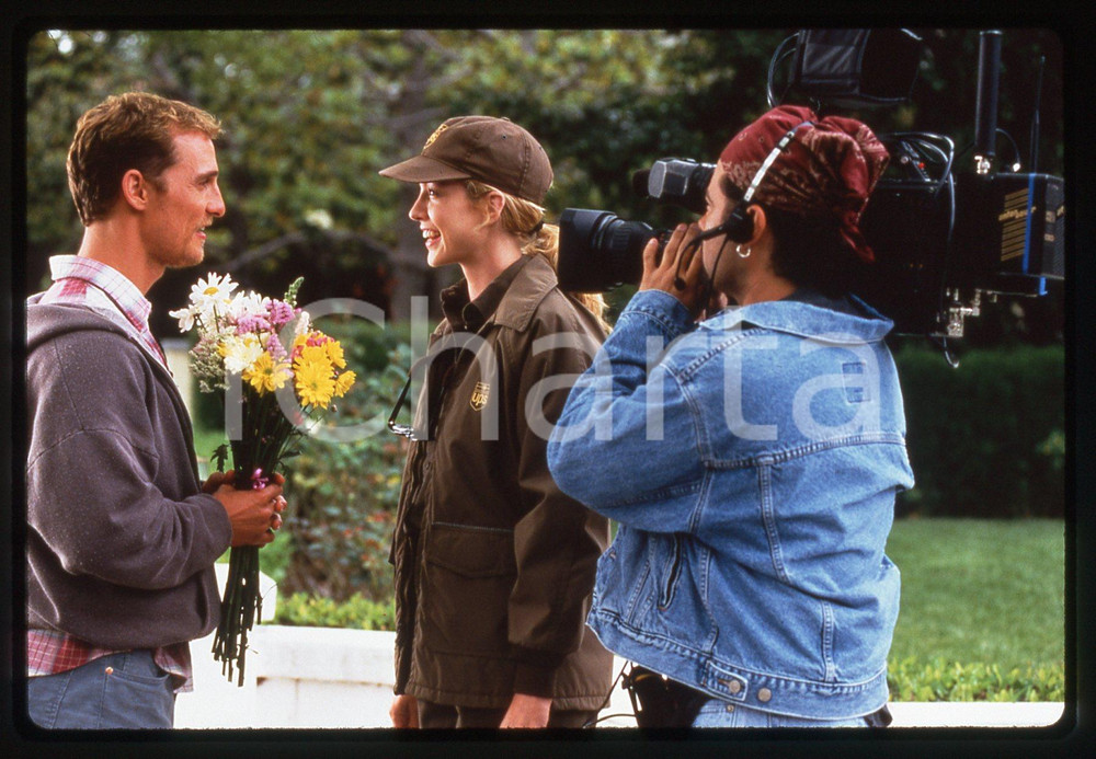 35mm vintage slide* 1999 EDTV Matthew McCONAUGHEY Jenna ELFMAN Scena (2) Diapositiva d'epoca, in formato 35 mm. CONDIZIONI: GOODE' severamente vietata la riproduzione. Tutti i diritti sono riservati.Nella diapositiva ICharta mette in vendita, sul negozio eBay e in esclusiva sul sito "icharta" il proprio archivio composto da numerose diapositive e negativi fotografici d'epoca, tutti originali e autentici, che attraversano la storia del costume italiano tra gli la fine degli anni Sessanta e Novanta.Si tratta di uno sguardo inedito sull'attualit&agrave;, la politica, la vita quotidiana, il gossip e la cultura, che fotografa il cambiamento della nazione in quest'ultimo scorcio del XX secolo. Un'occasione unica per il mercato del collezionismo, che vede finalmente disponibile un archivio eccezionale per vastit&agrave;, tematiche e condizioni, in un settore (il negativo fotografico e la diapositiva) di assoluta novit&agrave; e dalle interessanti prospettive di investimento.     originale e autentica 1