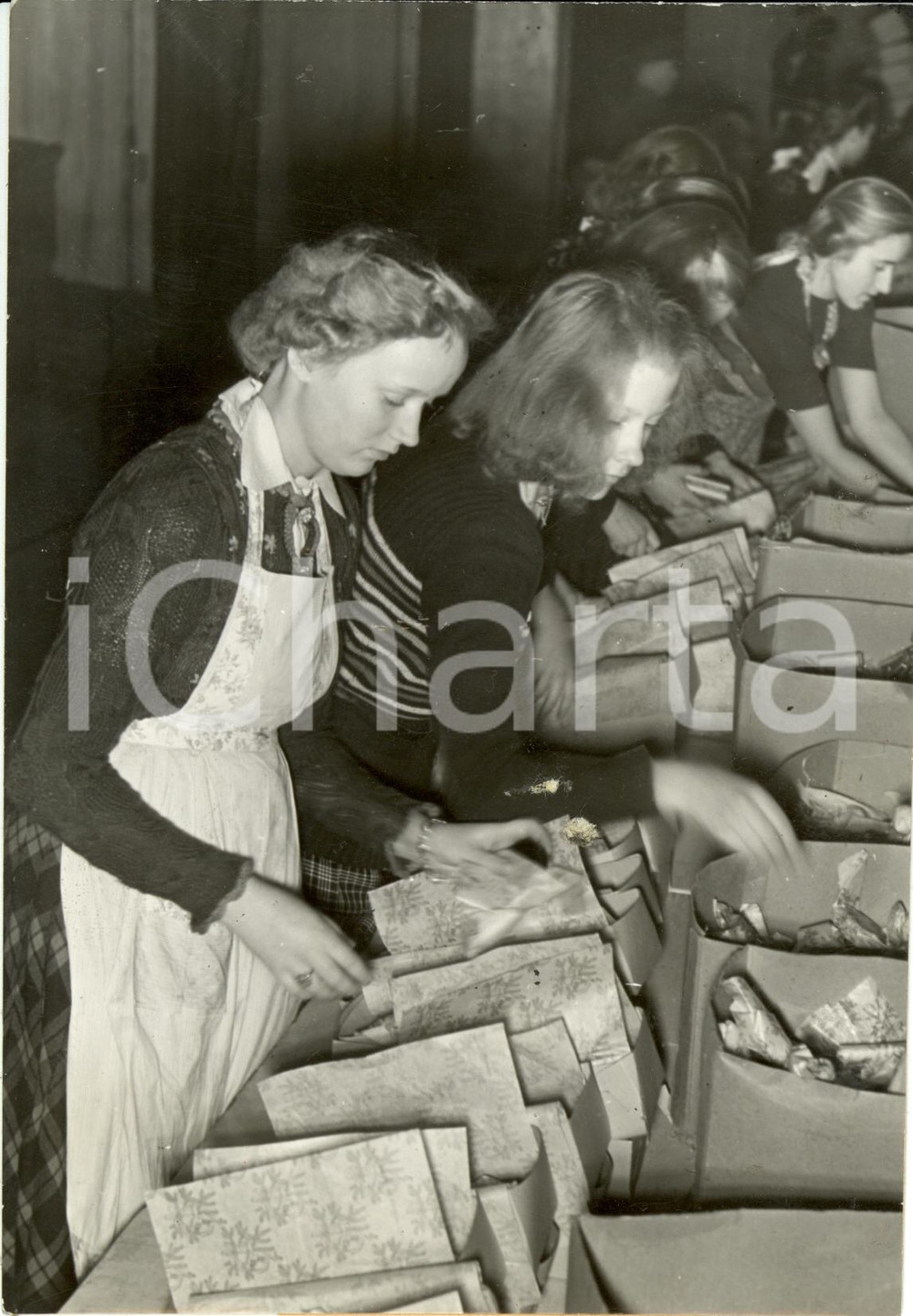 Fotografia d epoca originale 1942 GERMANIA Giovani donne confezionano regali per soldati tedeschi Fotografia 1