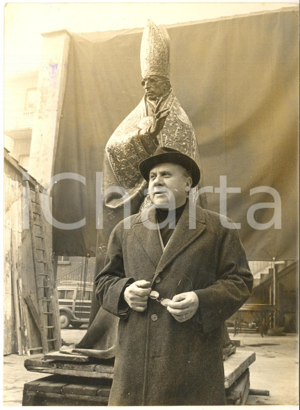 1964 ROMA Scultore Francesco MESSINA con il suo monumento a Pio XII *Foto Fotografia d'epoca, con didascalia coeva al verso. CONDIZIONI: FAIR (aloni e impressione del timbro al margine sinistro)FORMATO: 13x18 cm     originale e autentica 1