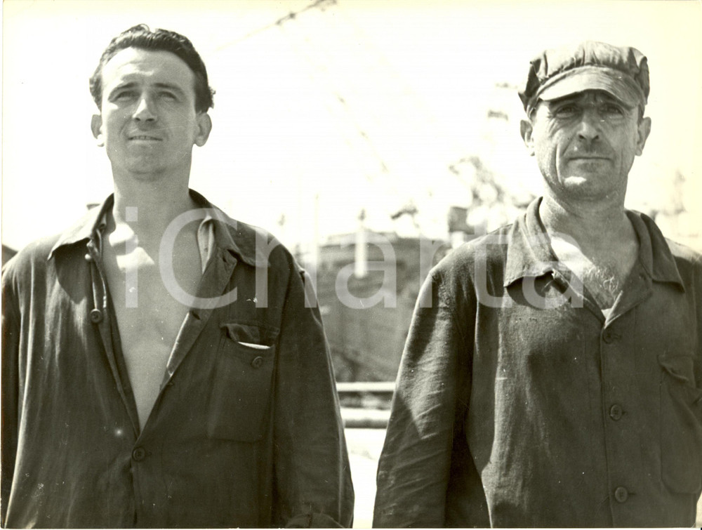 Fotografia d epoca originale 1955 ca TRIESTE Lavoratori del Cantiere Navale durante una pausa Foto 1