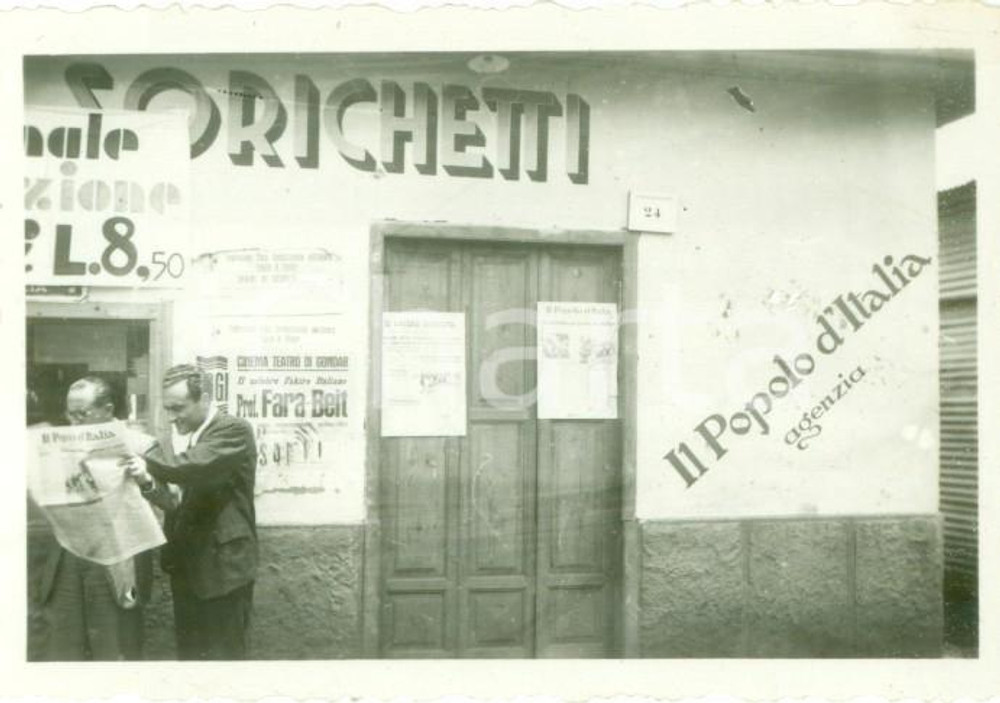 Fotografia d epoca originale 1938 GONDAR ETIOPIA AOI Tabaccheria SORICHETTI vende IL POPOLO D ITALIA Foto 1