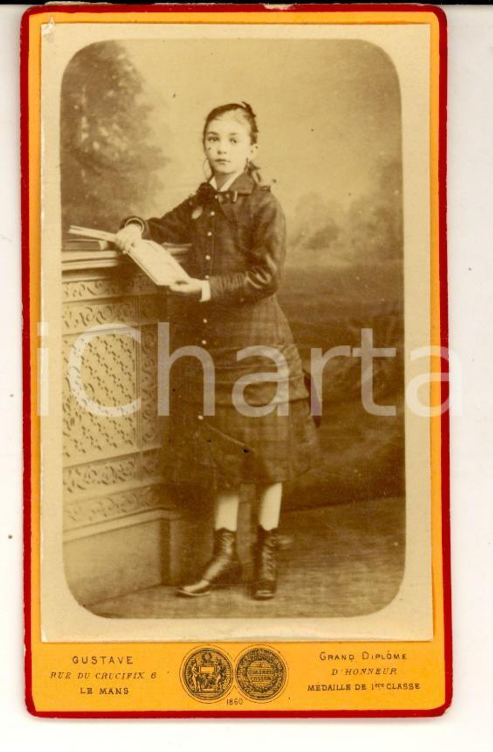 Fotografia d epoca originale 1870 ca LE MANS F Ritratto di bambina con i libri Foto GUSTAVE CDV 1