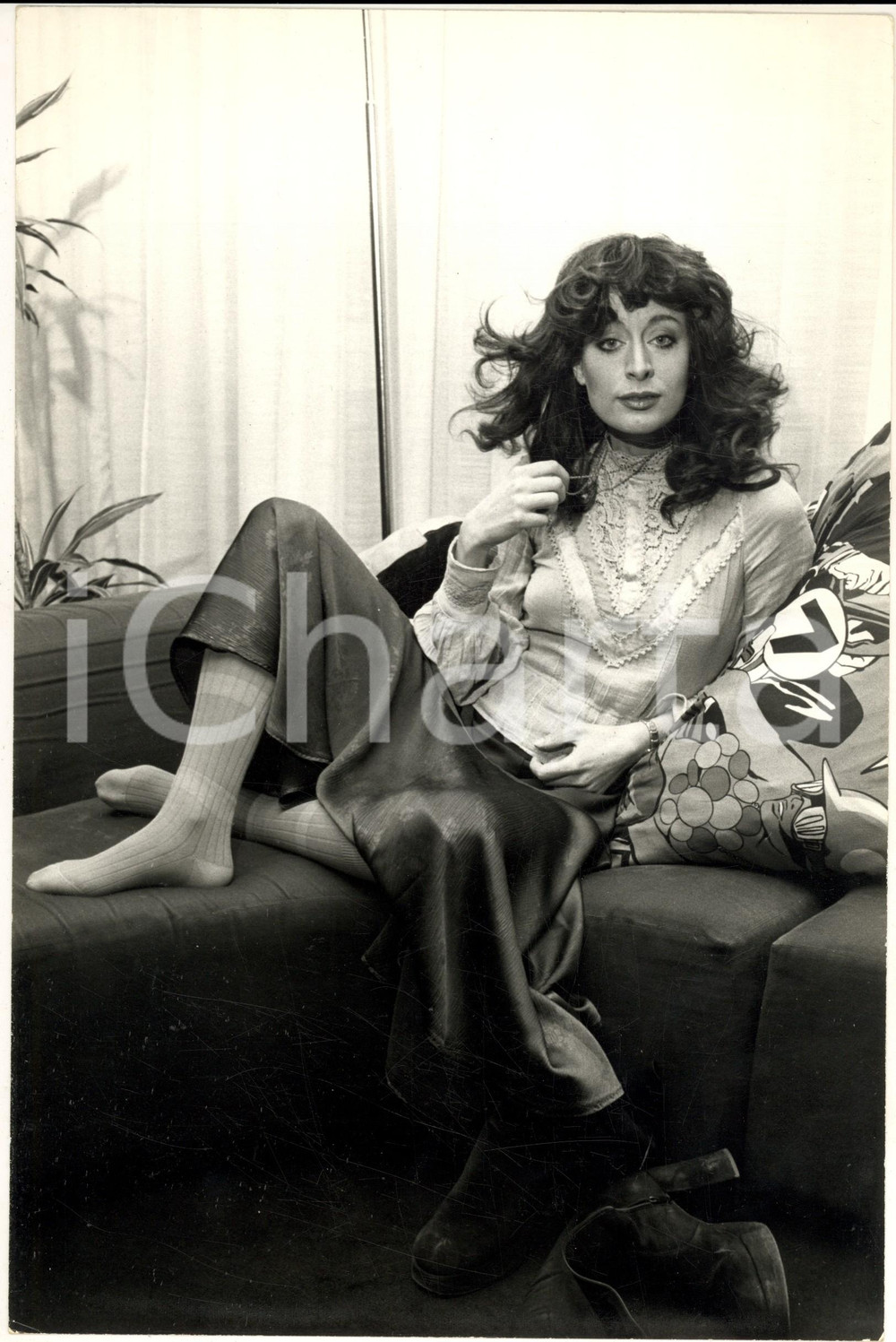 1975 ca COSTUME ITALIA Ritratto di Livia CERINI sul divano *Foto 20x31 cm Fotografia di agenzia. CONDIZIONI: G (ma piegatura all'angolo superiore)FORMATO: 20x31 cm    originale e autentica 1