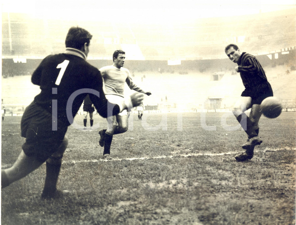 1963 MILANO CALCIO Amichevole MILAN-LAZIO Goal di Paolo FERRARIO - Foto 24x18  Fotografia d'epoca, con didascalia coeva al verso.   CONDIZIONI: G (ma lievi macchie in trasparenza) FORMATO: 24x18 cm     originale e autentica 1