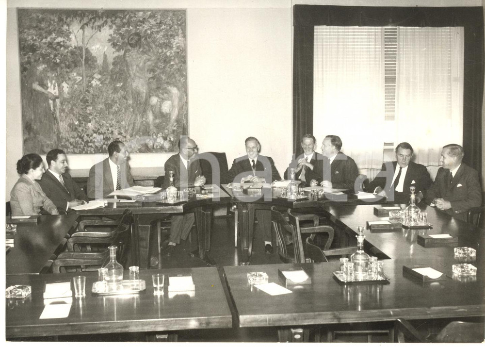 1957 ROMA FAO Tavolo delle trattative per questione egiziana - Foto 18x13 cm Fotografia d'epoca con didascalia coeva.Nellafotografiasonopresenti: Nazhaat, Hassan Zaki, Arafa, Watson, Johnston, Dennis Rickett, Hamilton e Hallows.  CONDIZIONI: G (ma lievi graffi)FORMATO: 18x13 cm     originale e autentica 1