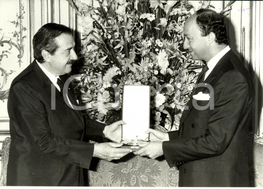 Fotografia d epoca originale 1985 PARIS Raul ALFONSIN consegna onorificenza a Laurent FABIUS Foto 1