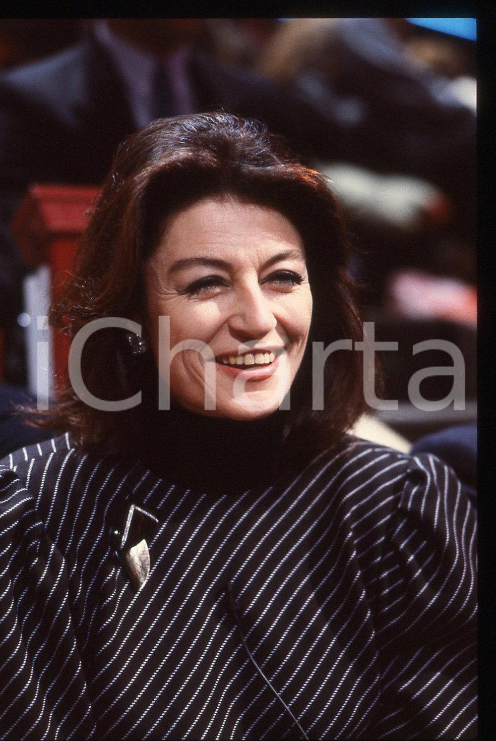 35mm vintage slide* 1990 ca CINEMA Anouk Aimée - Ritratto dell'attrice (3)  Diapositiva originale d'epoca, in formato 35 mm.  Tutti i diritti riservati.E' severamente vietata la riproduzione. ICharta mette in vendita, sul negozio eBay e in esclusiva sul sito "icharta" il proprio archivio composto da numerose diapositive e negativi fotografici d'epoca, tutti originali e autentici, che attraversano la storia del costume italiano tra gli la fine degli anni Sessanta e Novanta.Si tratta di uno sguardo inedito sull'attualità, la politica, la vita quotidiana, il gossip e la cultura, che fotografa il cambiamento della nazione in quest'ultimo scorcio del XX secolo. Un'occasione unica per il mercato del collezionismo, che vede finalmente disponibile un archivio eccezionale per vastità, tematiche e condizioni, in un settore (il negativo fotografico e la diapositiva) di assoluta novità e dalle interessanti prospettive di investimento. CONDIZIONI:FAIR/discretoFORMATO: 35mm originale e autentica 1