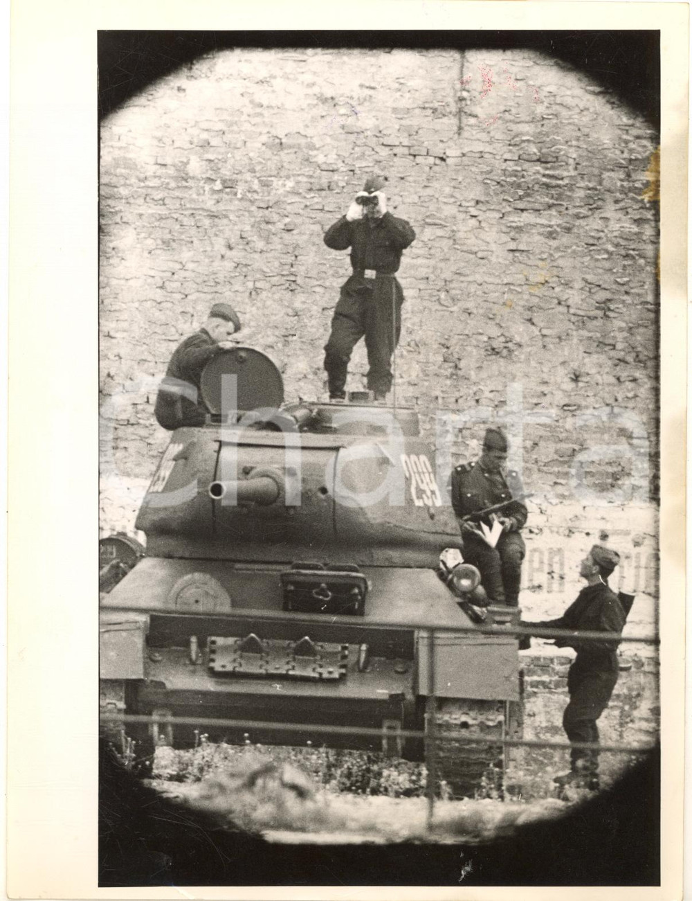 1953 GERMANIA EST Soldati russi su carro armato T 34 di guardia al confine *Foto