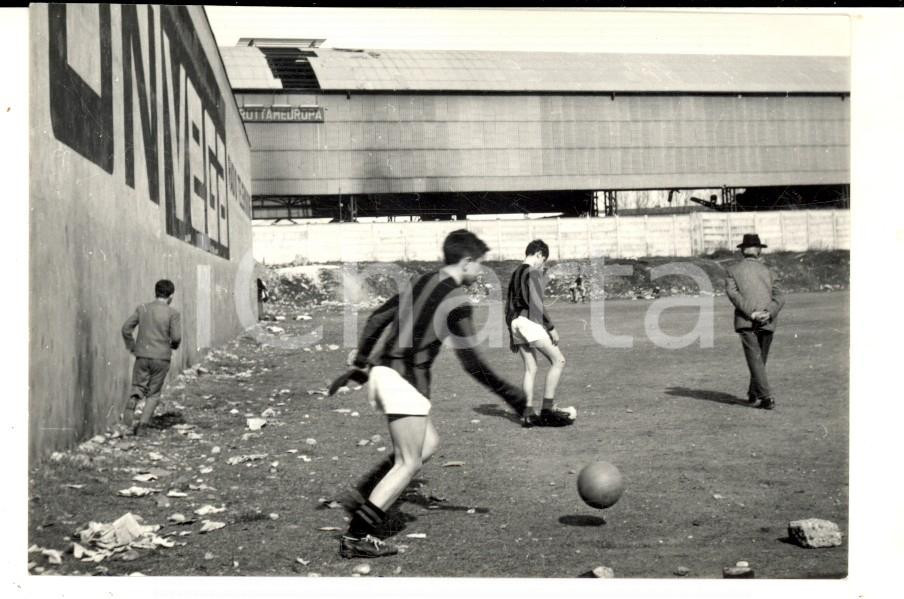 Fotografia d epoca originale 1960 ca MILANO LAMBRATE Ragazzi al campo di via PREDIL Fotografia anonima 9x8 cm 1