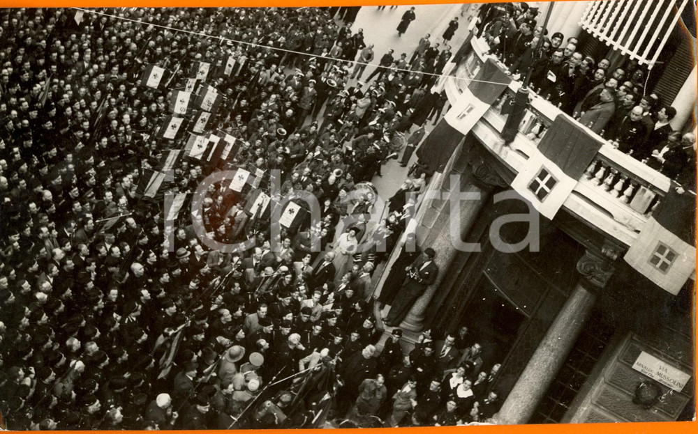 Fotografia d epoca originale 1936 MILANO Folla ascolta Rino PARENTI per conquista Impero sede POPOLO D ITALIA 1
