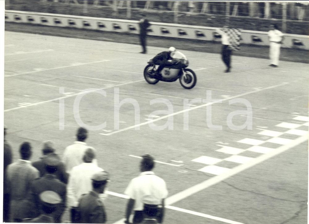1962 MONZA Gran Premio delle Nazioni - Mike HAILWOOD vince su MV AGUSTA *Foto Fotografia d'epoca con didascalia coeva.CONDIZIONI: G FORMATO: 18x13 cm    originale e autentica 1