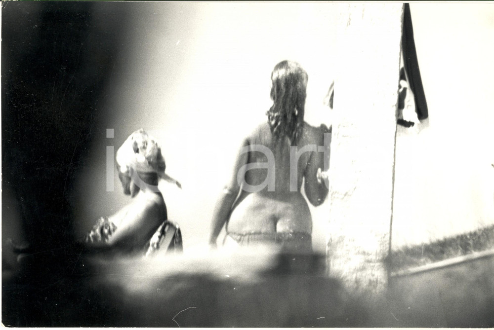 1970 ca COSTUME Cantante MINA paparazzata nuda sotto la doccia in spiaggia (4)