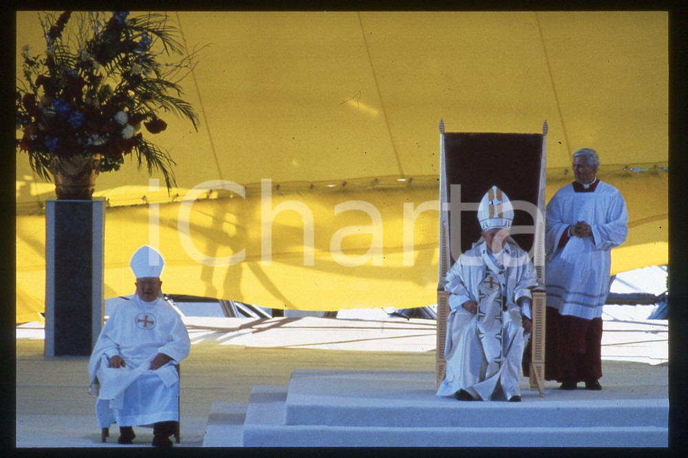 35mm vintage slide* 1995 BROOKLYN Aqueduct Racetrack - Giovanni Paolo II (3)  Diapositiva d'epoca, in formato 35 mm.CONDIZIONI: GOODE' severamente vietata la riproduzione. Tutti i diritti sono riservati.Nella diapositiva ICharta mette in vendita, sul negozio eBay e in esclusiva sul sito "icharta" il proprio archivio composto da numerose diapositive e negativi fotografici d'epoca, tutti originali e autentici, che attraversano la storia del costume italiano tra gli la fine degli anni Sessanta e Novanta.Si tratta di uno sguardo inedito sull'attualit&agrave;, la politica, la vita quotidiana, il gossip e la cultura, che fotografa il cambiamento della nazione in quest'ultimo scorcio del XX secolo. Un'occasione unica per il mercato del collezionismo, che vede finalmente disponibile un archivio eccezionale per vastit&agrave;, tematiche e condizioni, in un settore (il negativo fotografico e la diapositiva) di assoluta novit&agrave; e dalle interessanti prospettive di investimento.  FAIR/discreto   originale e autentica 1