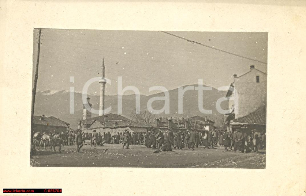 Fotografia d'epoca originale 1940 ca WW2 ALBANIA Arrivo di un battaglione nella piazza di un villaggio *Foto 1