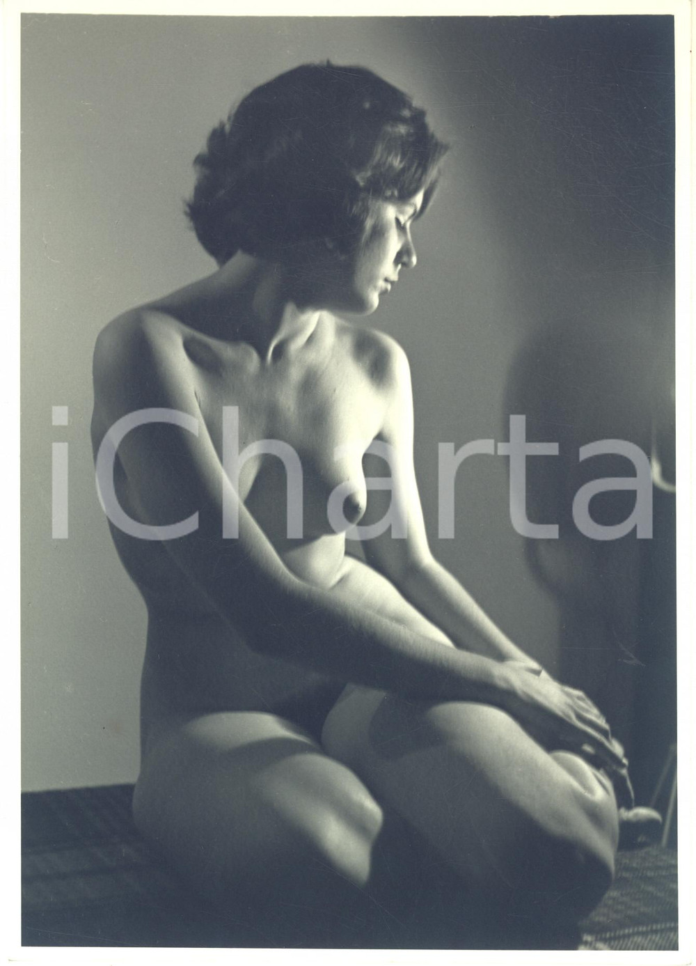 1960 ca VINTAGE EROTIC Nude woman crouched down (2) Photo VAN DOREN 18x24 cm Fotografia originale di Raymond Van Doren; si tratta di una prova di stampa, su carta di bassa qualit&agrave;.FORMATO: 18x24 cmCONDIZIONI: G    originale e autentica 1