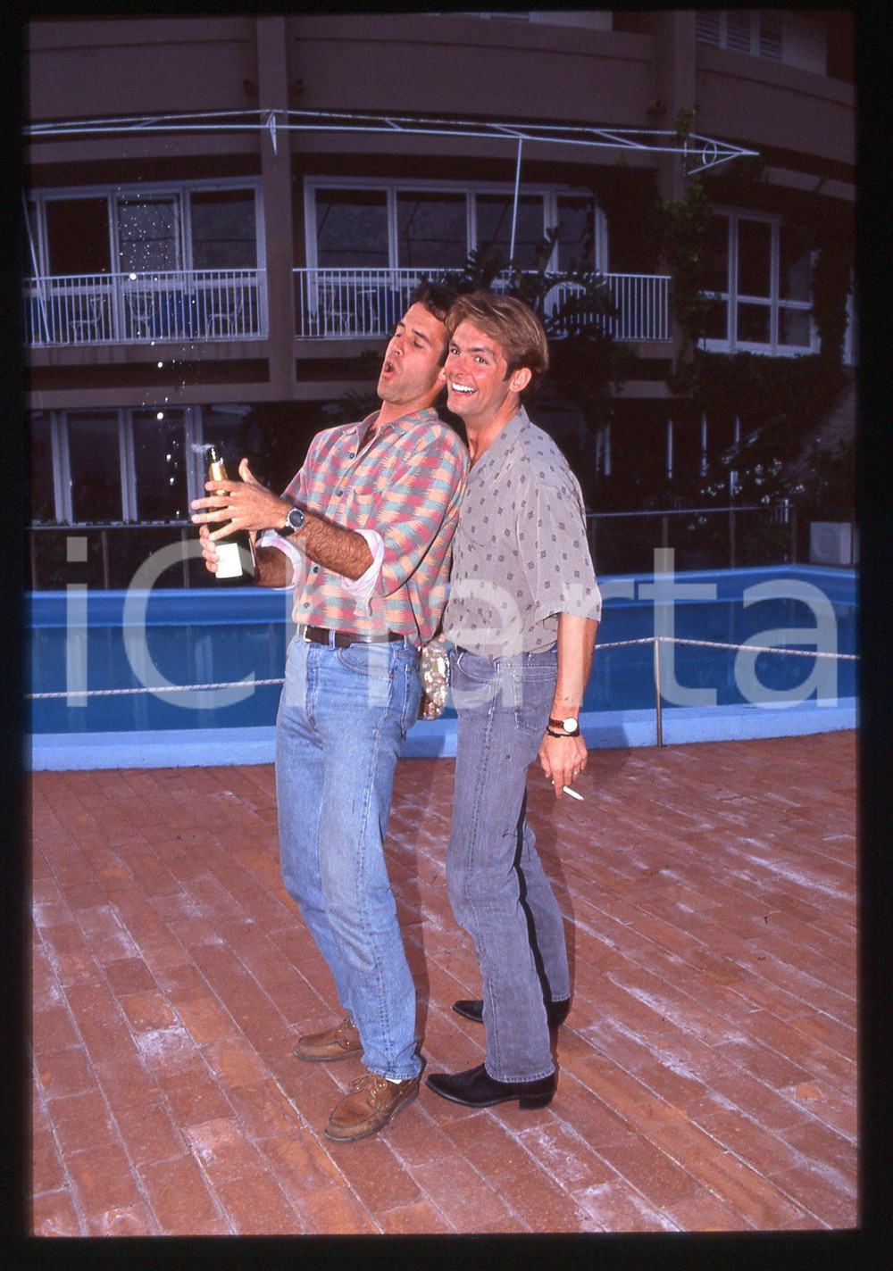 35mm vintage slide*1990ca COSTUME Todd McKEE e Ron NUMMI festeggiano in piscina